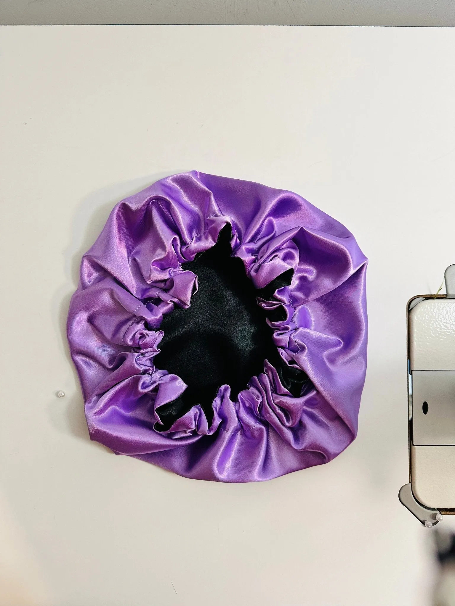 Bonnet en satin recto verso