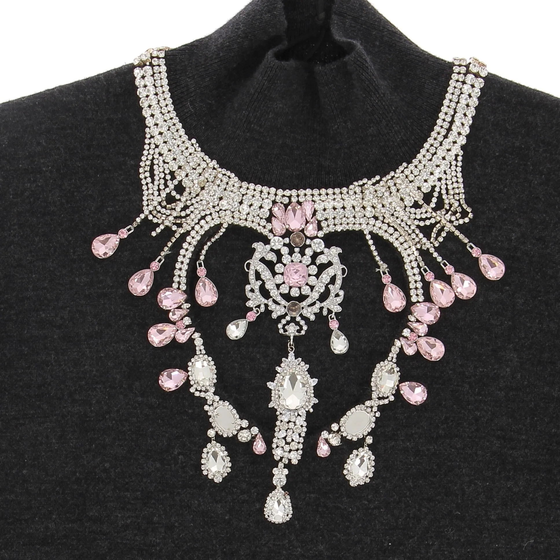 Pull gris en laine orné de bijoux